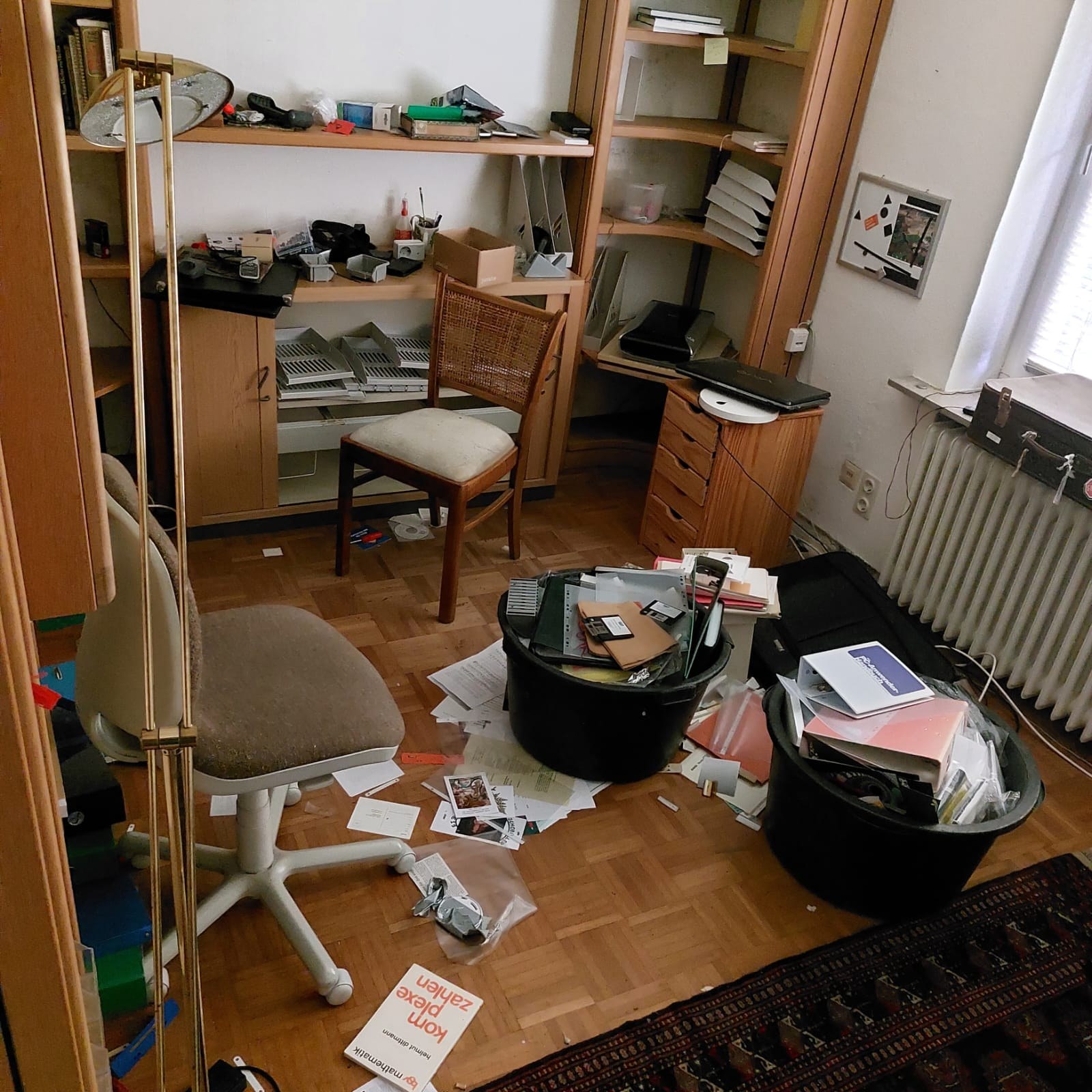Arbeitszimmer mit Möbeln und Gegenständen vor der Räumung