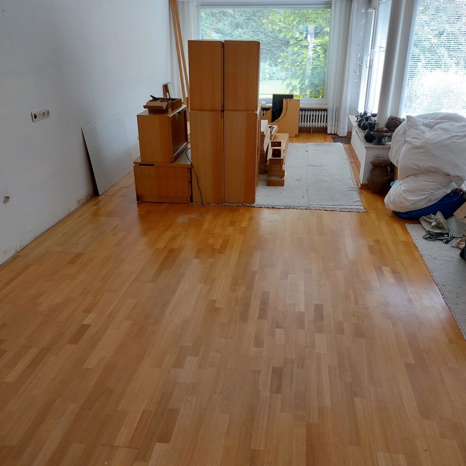 Wohnbereich nach den Räumungsarbeiten mit verbliebenen Möbeln